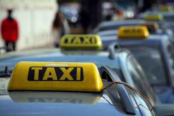  احتجاج سائقي سيارات الأجرة لحرمانهم من منحة التضامن