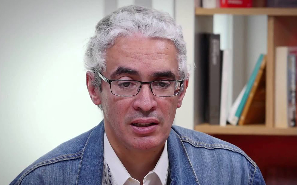 كاتب جزائري بفرنسا يروي معركته مع 