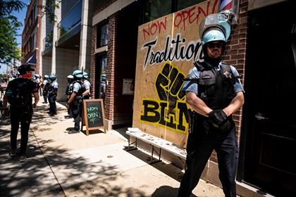 مقتل فلويد..سلطات مينيابوليس تعلن تفكيك جهاز الشرطة