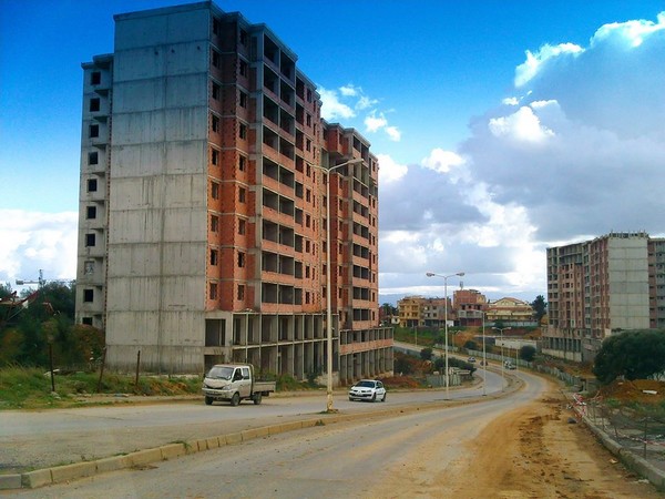 مرسوم تنفيذي يحدد كيفيات تحضير عقود التعمير وتسليمها