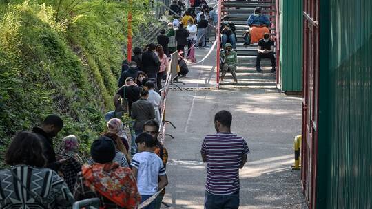 آلاف الأشخاص يصطفون للحصول على الطعام في جنيف!