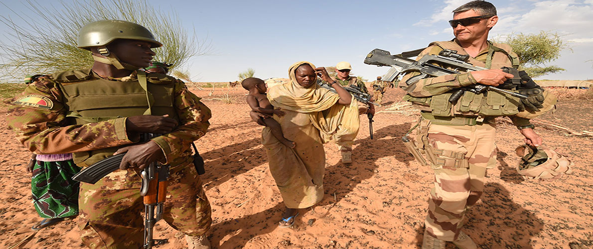 فرنسا تنوي تقليص وجودها العسكري في الساحل