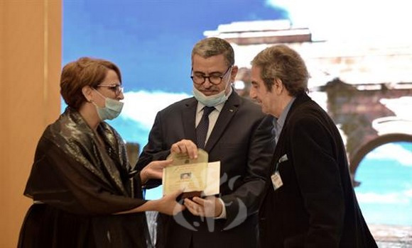 الوزير الأول يكرم فنانين ومثقفين