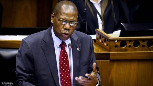 إصابة وزير الصحة الجنوب إفريقي بكورونا