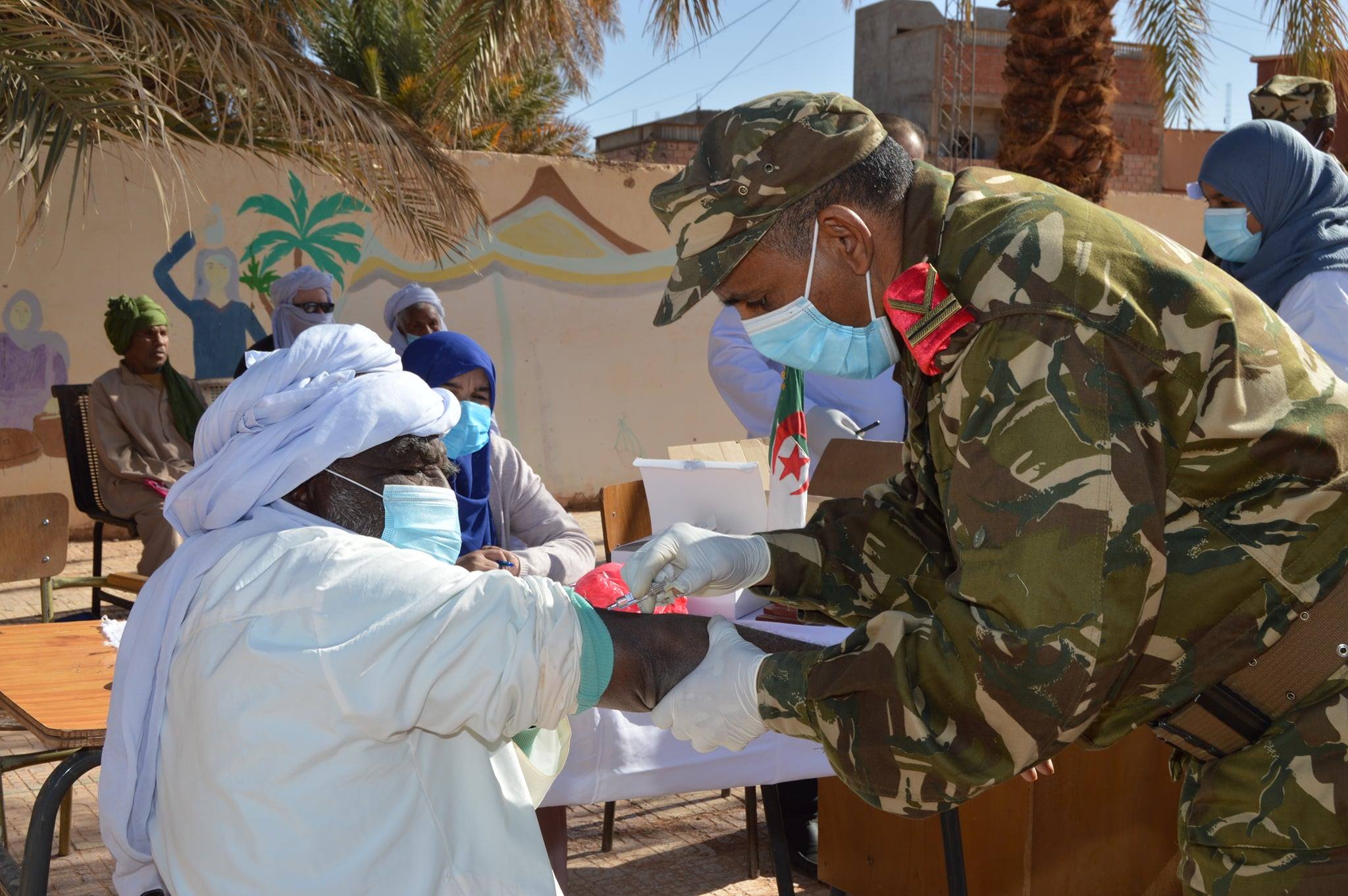 قوافل الجيش تواصل حملات التلقيح والكشف عن كورونا