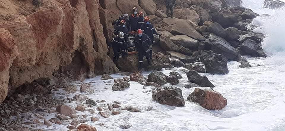 عين تيموشنت: أمواج البحر تلفظ جثتين بشاطئ النجمة