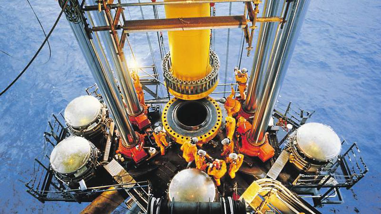 أسعار النفط تتماسك قرب 44 دولارا