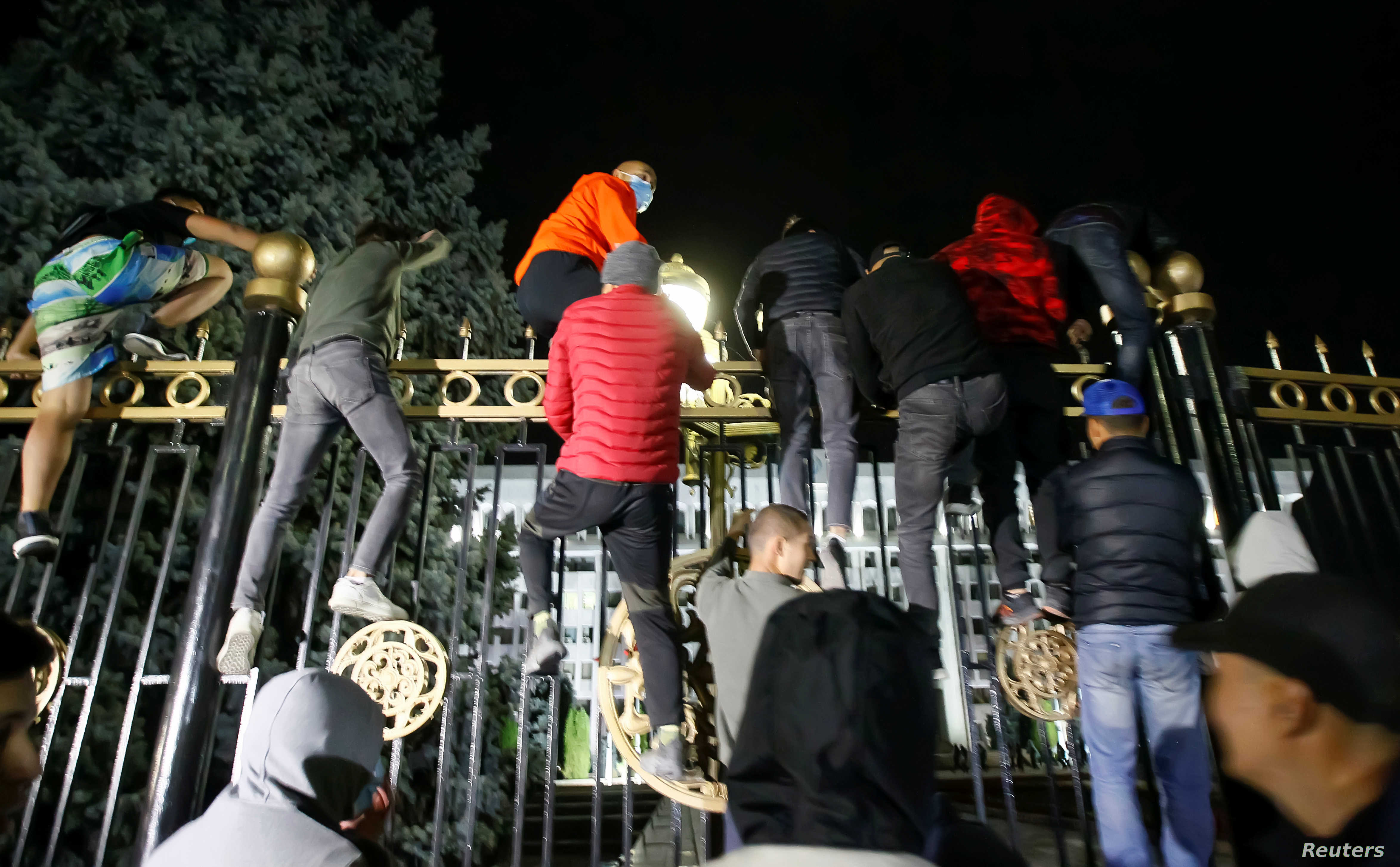 قرغيزستان: متظاهرون يقتحمون مقرات حكومية والشرطة تعتقل المئات