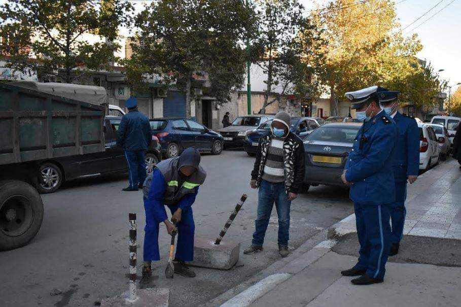 إزالة المعوقات المرورية أمام المحلات والأرصفة