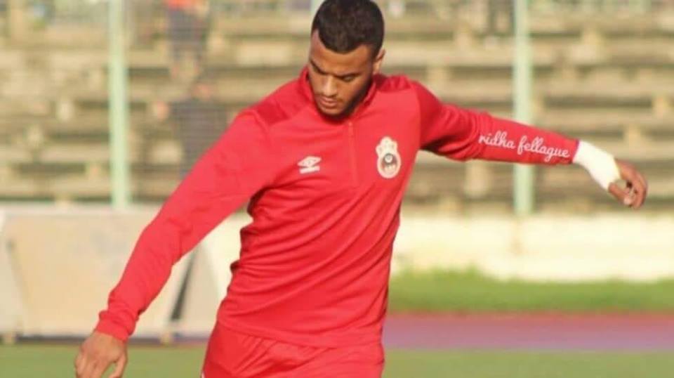 شاكر يوقع عقدا مع 