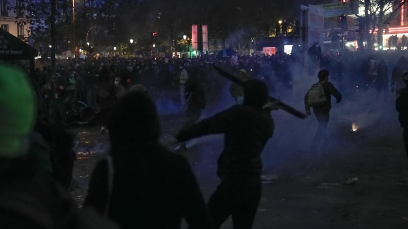 فرنسا: إصابة 37شرطيا ومحتجون يضرمون النار في بنك بباريس