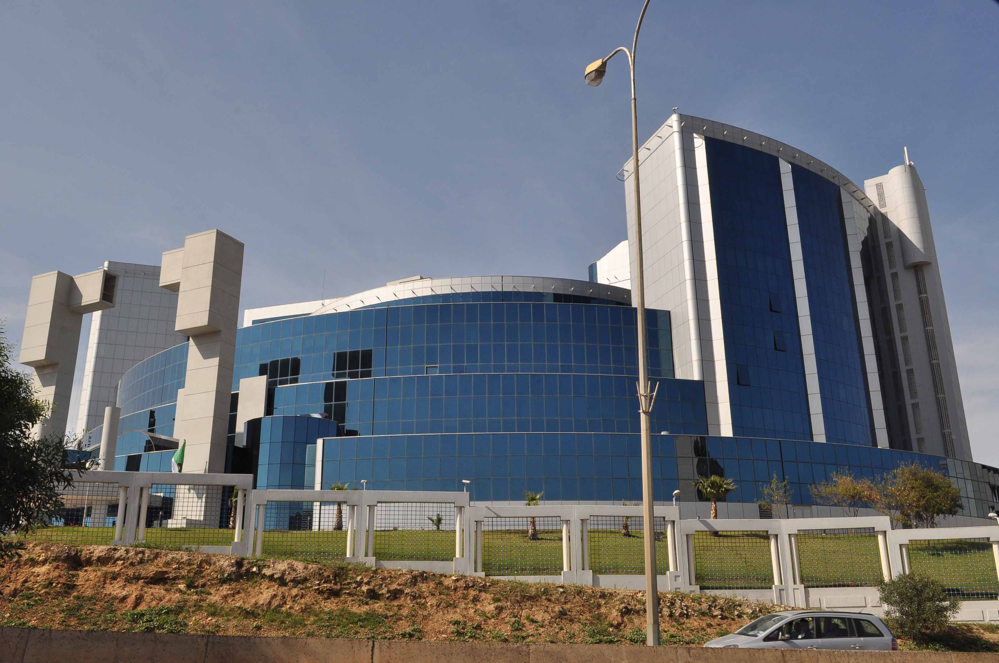 وزارة المالية تحضر لفتح فروع بنكية في الخارج