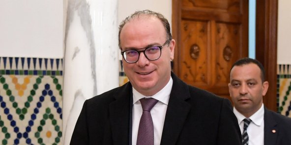 تونس: مطالب بتجميد أموال رئيس الحكومة ومنعه من السفر 