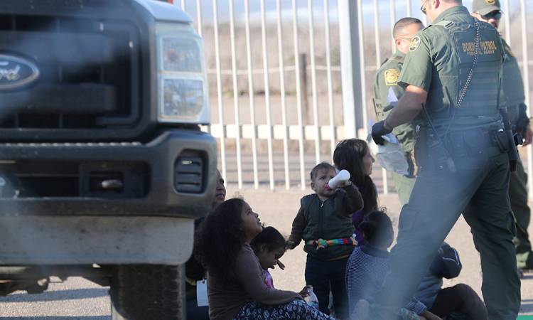 أمريكا تطرد 8800 طفل مهاجر