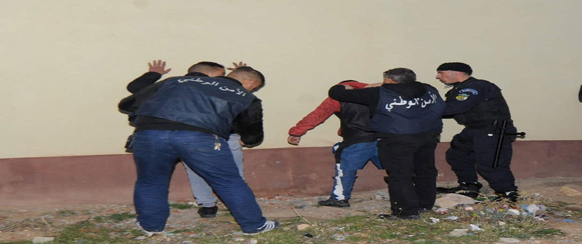 الجزائر: توقيف 5 أشخاص يقومون بالنصب والاحتيال 