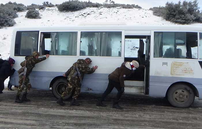 وحدات الجيش تواصل مجهودات فك العزلة عن المحاصرين بالثلوج