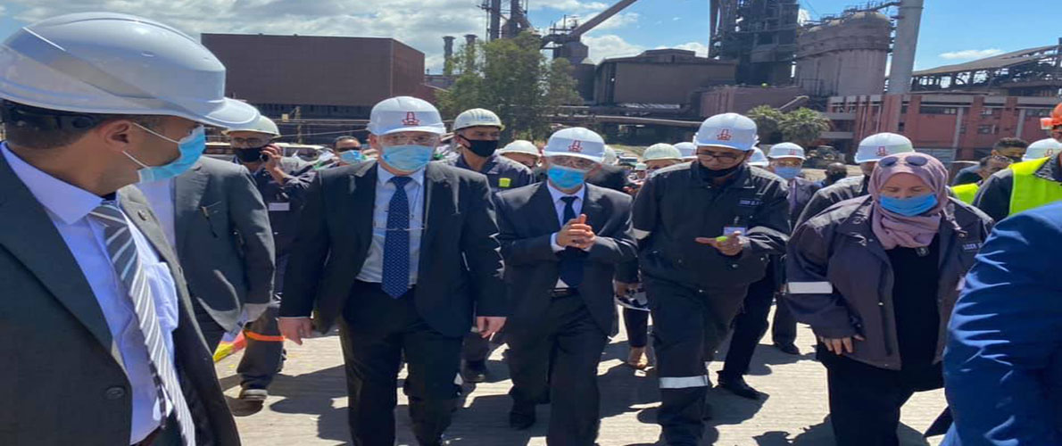 وزير الصناعة في زيارة لمركب الحجار