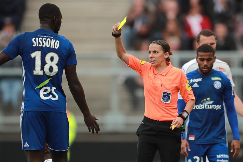  أول امرأة تدير مباراة في دوري أبطال أوروبا