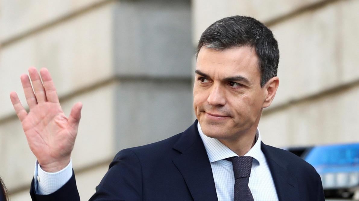 رئيس وزراء إسبانيا يعزل نفسه بعد مخالطته ماكرون