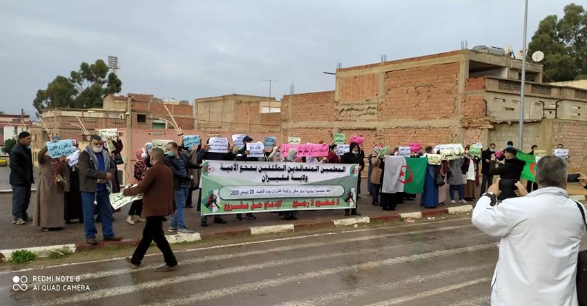 الأعوان المكلفون بمحو الأمية يحتجون بغليزان