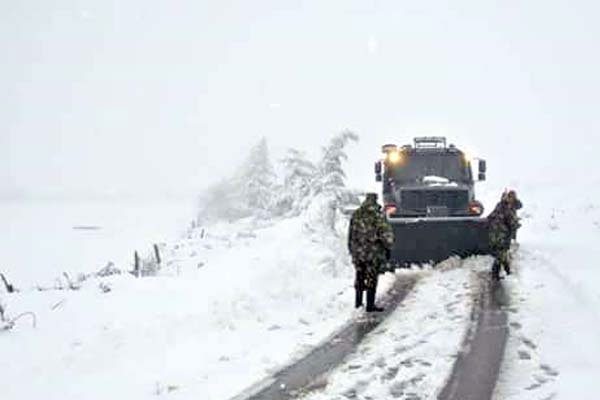 خنشلة: إزاحة الثلوج عبر ثلاث طرقات 