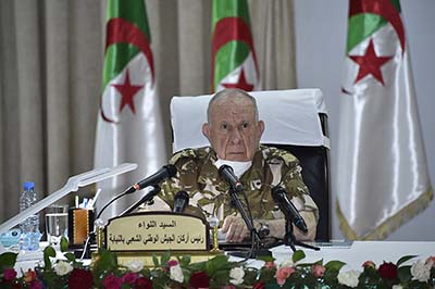 الفريق شنڨريحة يبرز أهمية تطوير الصناعة العسكرية