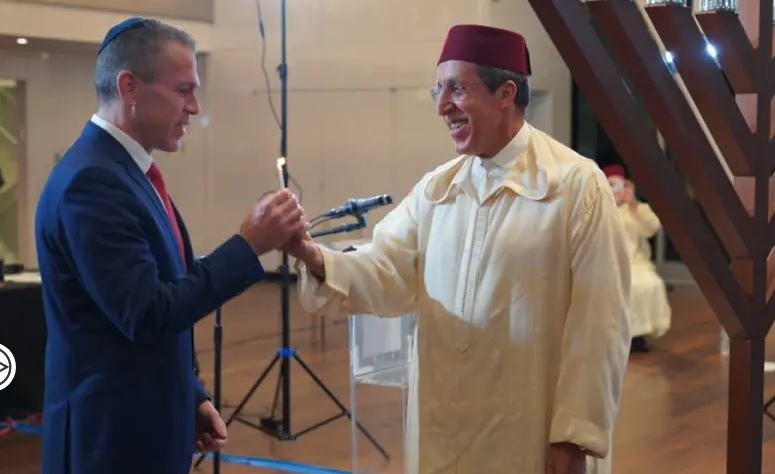 بعد التطبيع.. مسوؤل مغربي يحتفل بعيد الأنوار اليهودي