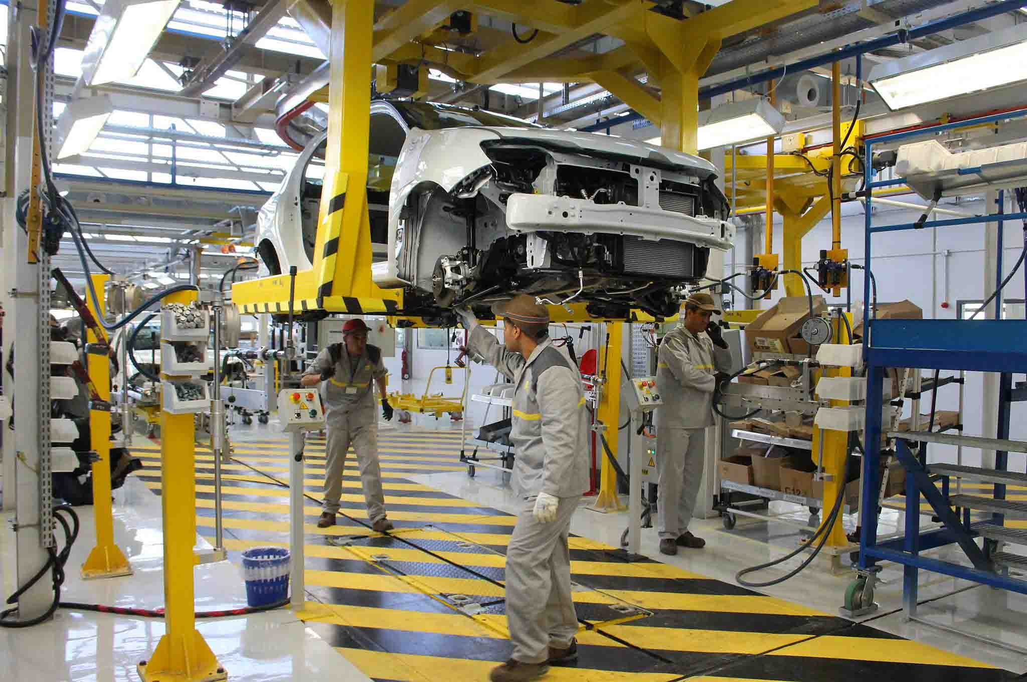 وزير الصناعة يتطرق لملف صناعة السيارات