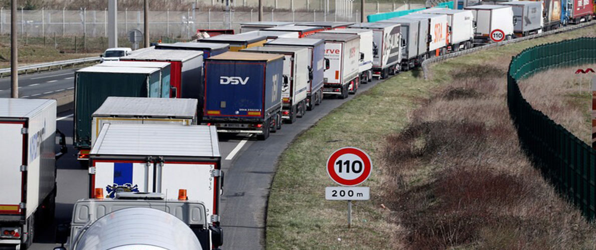 أوروبا: 10 آلاف شاحنة عالقة بين فرنسا وبريطانيا