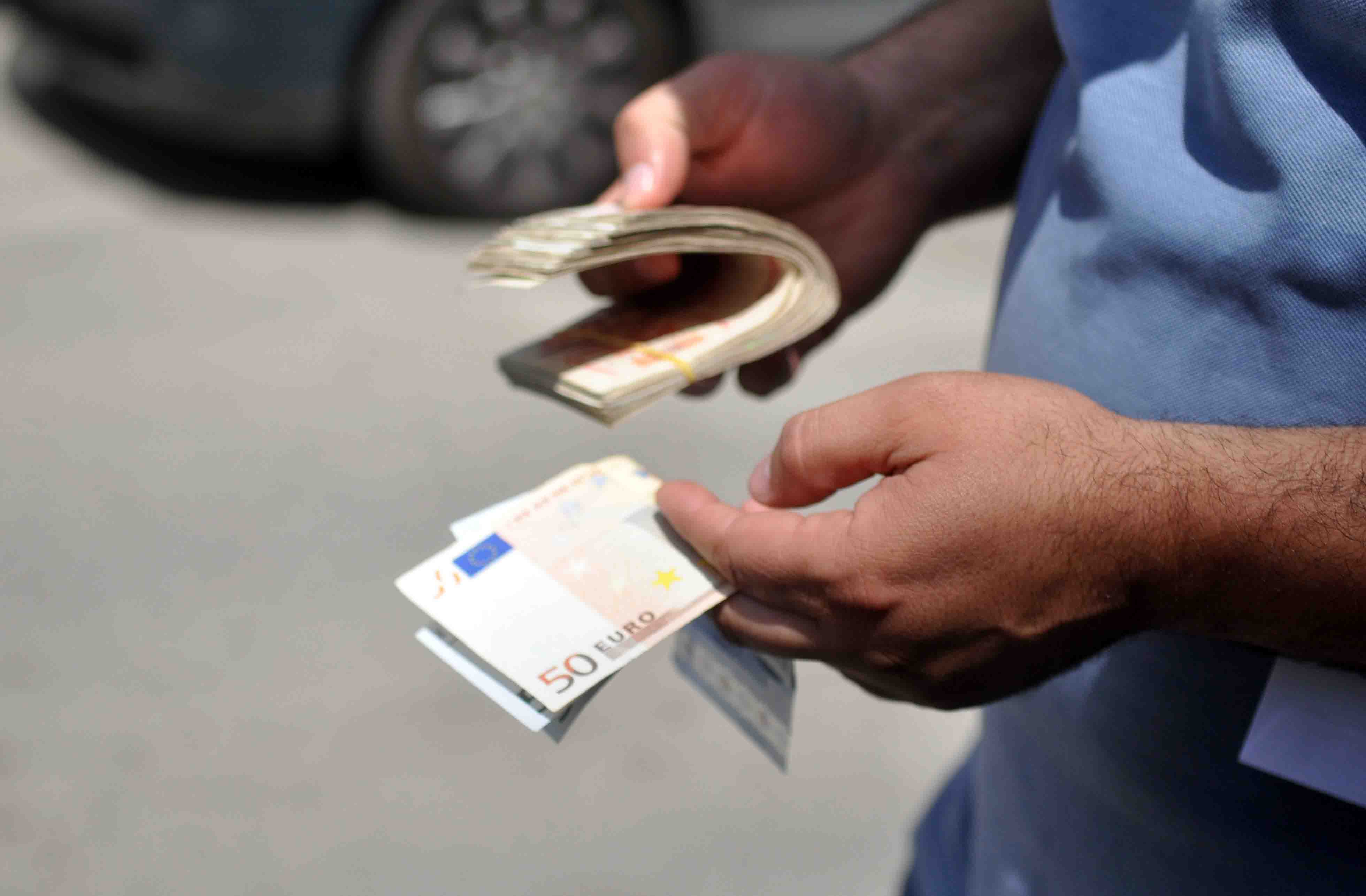 كبار التجار يحتكرون العملة للمضاربة بعد انتهاء الحجر