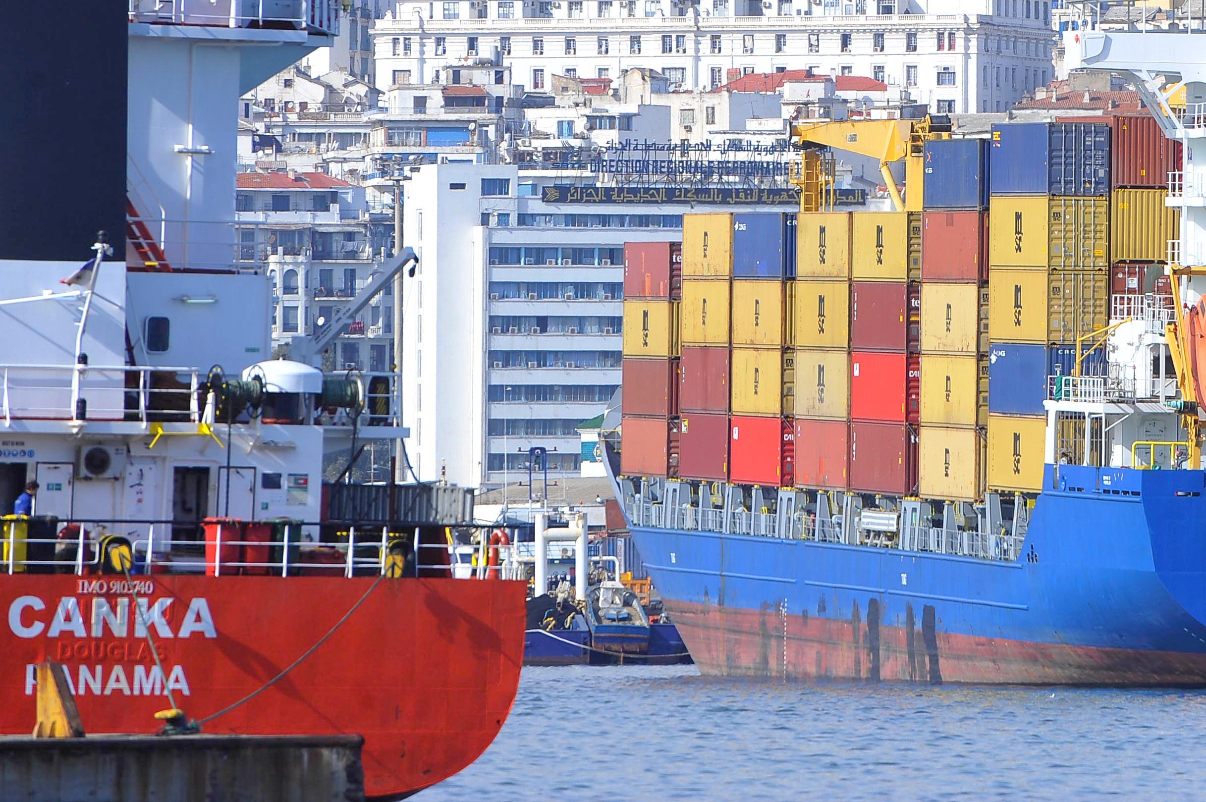 تجارة خارجية: الميزان التجاري عاجز بـ1.23 مليار دولار 