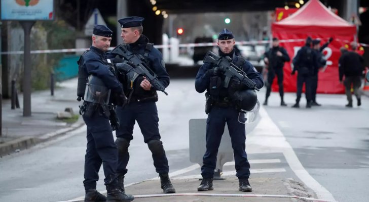 فرنسا: مقتل ثلاثة دركيين رميا بالرصاص