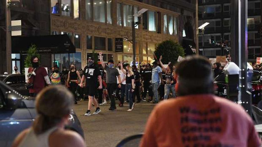 حالة طوارئ بولاية أمريكية عقب إصابة الشرطة رجلا أسمر