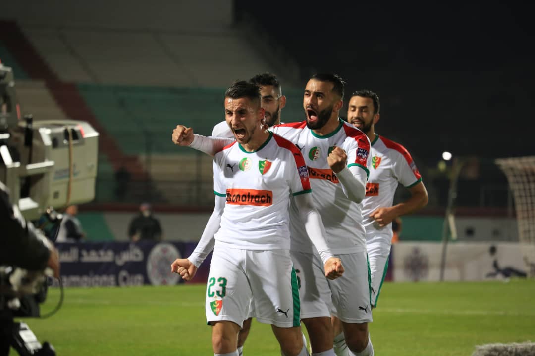 رئيس نادي بافلز يزور بعثة مولودية الجزائر 