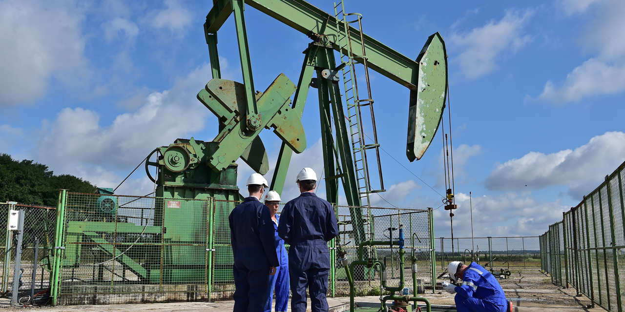 أسعار النفط تواصل انخفاضها