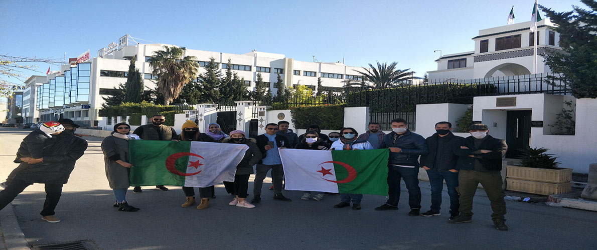 الجالية الجزائرية تحتج وتناشد الرئيس تبون