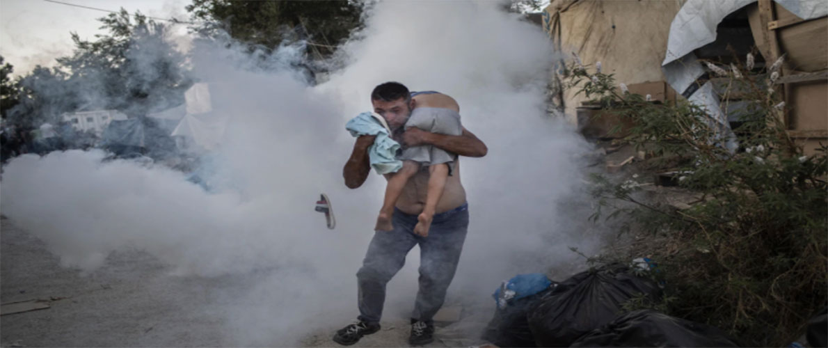 الشرطة اليونانية تطلق الغاز المسيل للدموع على مهاجرين