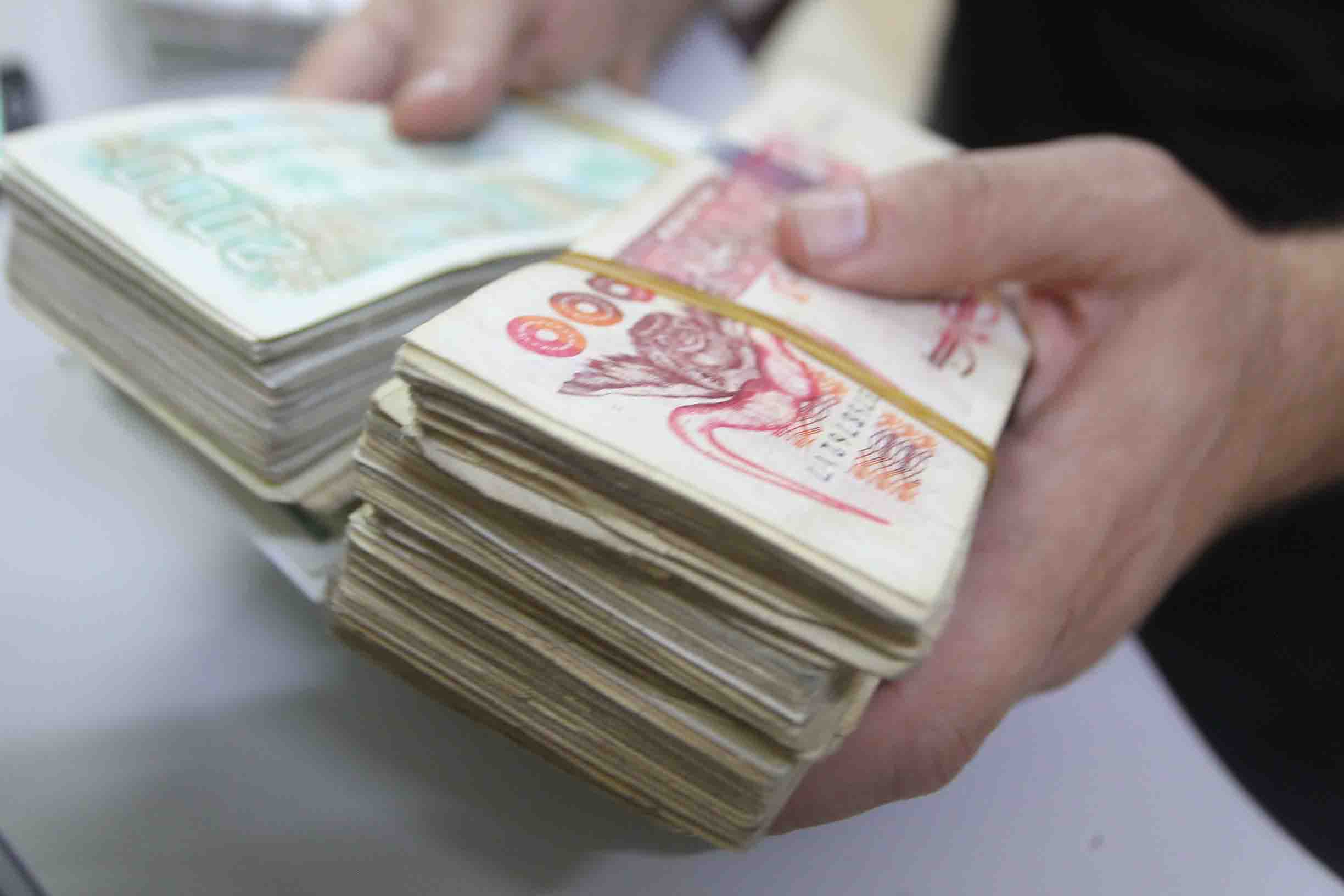 الدينار ينهي السنة بتراجع قياسي أمام الأورو والدولار