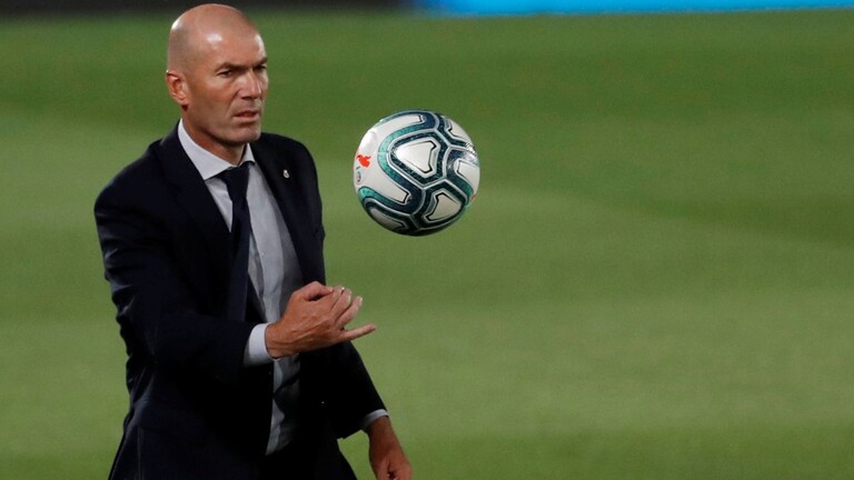 مدافع جزائري في قائمة زيدان