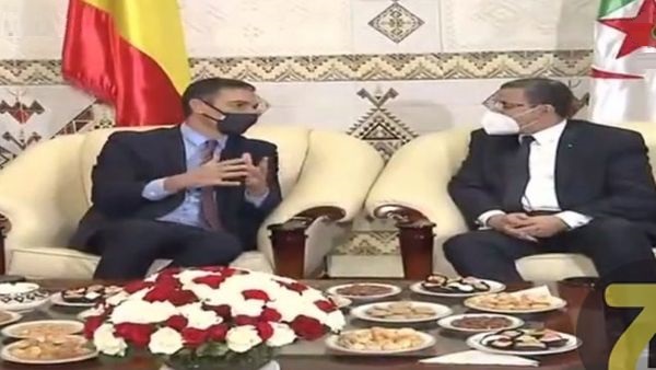 الوزير الأول يتحادث مع نظيريه الإسباني