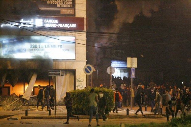 لبنان: متظاهرون يضرمون النيران في البنوك بطرابلس
