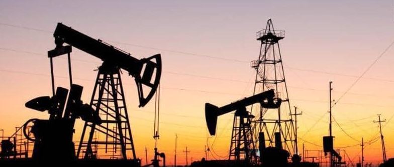 النفط يصعد لأعلى مستوى في شهر