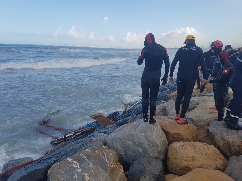 انتشال جثة أحد البحارة المفقودين بخليج الجزائر