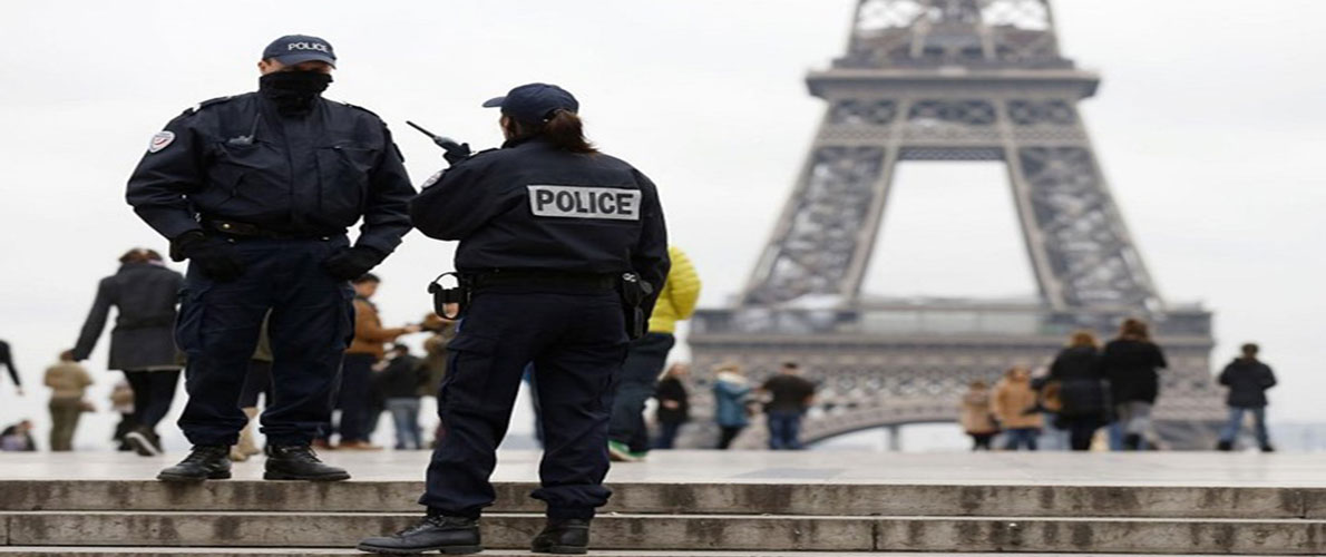 الشرطة تعتقل رجلا يحمل منجلا في باريس